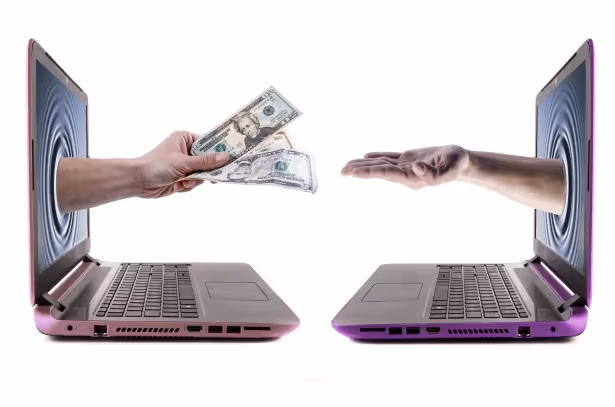 hand holding us dollars 1462981935FcT