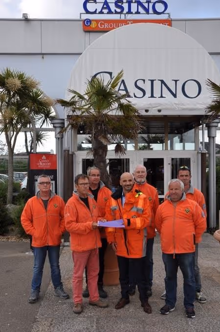 equipe de sauvetage en mer devant un casino